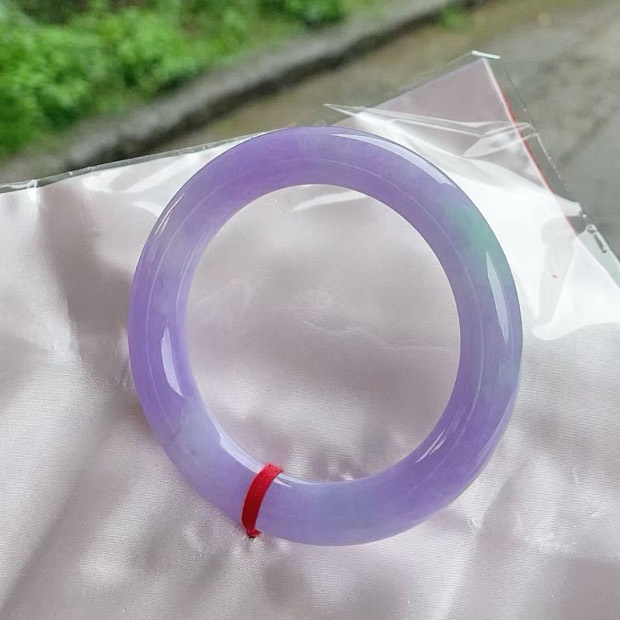 预算 5—50 万元方向的形态参考：紫色手镯，系红绳置于塑料袋上拍摄（非在售货品）