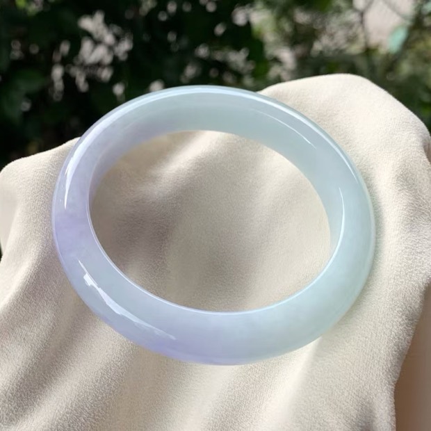 预算 5 万元以下方向的形态参考：浅紫偏白的手镯，白绸上拍摄（非在售货品）