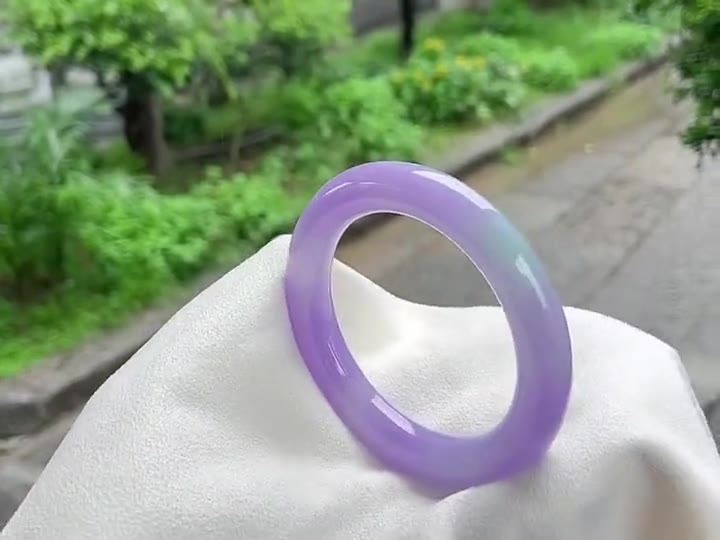 手镯实拍视频：紫色手镯在自然光下缓慢转动（合作商家提供，非在售货品）