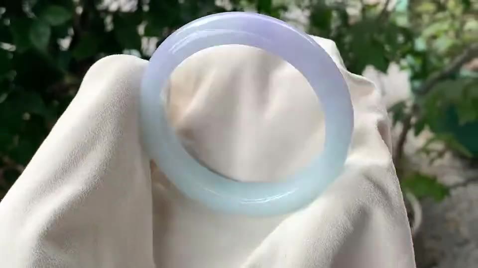 手镯实拍视频：浅紫手镯在室内散射光下缓慢转动（合作商家提供，非在售货品）